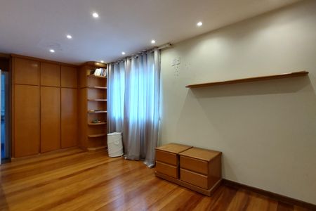 Casa de condomínio à venda com 600m², 4 quartos e 5 vagas Casa de condomínio à venda com 600m², 4 quartos e 5 vagasSuíte 2