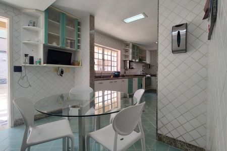 Casa de condomínio à venda com 600m², 4 quartos e 5 vagas Casa de condomínio à venda com 600m², 4 quartos e 5 vagasCozinha