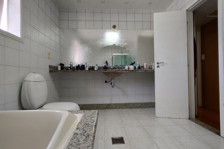 Casa de condomínio à venda com 600m², 4 quartos e 5 vagas Casa de condomínio à venda com 600m², 4 quartos e 5 vagasBanheiro da Suíte 1