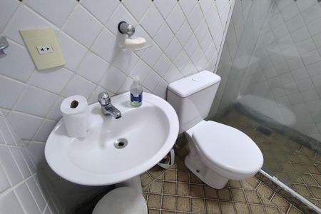 Casa de condomínio à venda com 600m², 4 quartos e 5 vagas Casa de condomínio à venda com 600m², 4 quartos e 5 vagasBanheiro de serviço