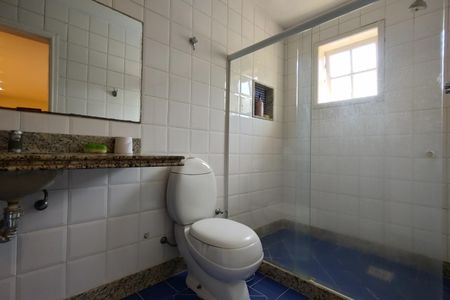 Casa de condomínio à venda com 600m², 4 quartos e 5 vagas Casa de condomínio à venda com 600m², 4 quartos e 5 vagasBanheiro da Suíte 2