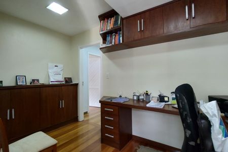 Casa de condomínio à venda com 600m², 4 quartos e 5 vagas Casa de condomínio à venda com 600m², 4 quartos e 5 vagasEscritório