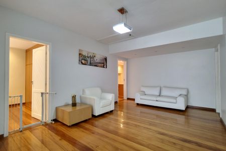 Casa de condomínio à venda com 600m², 4 quartos e 5 vagas Casa de condomínio à venda com 600m², 4 quartos e 5 vagasSala 4