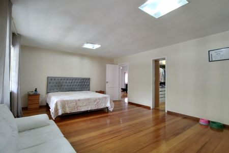 Casa de condomínio à venda com 600m², 4 quartos e 5 vagas Casa de condomínio à venda com 600m², 4 quartos e 5 vagasSuíte 1