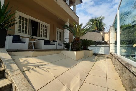 Casa de condomínio à venda com 600m², 4 quartos e 5 vagas Casa de condomínio à venda com 600m², 4 quartos e 5 vagasQuintal