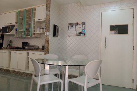 Casa de condomínio à venda com 600m², 4 quartos e 5 vagasCozinha 