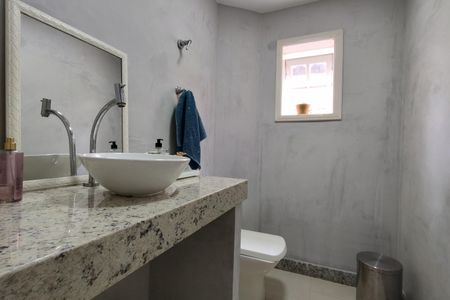 Casa de condomínio à venda com 600m², 4 quartos e 5 vagas Casa de condomínio à venda com 600m², 4 quartos e 5 vagasLavabo