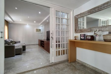 Casa de condomínio à venda com 600m², 4 quartos e 5 vagas Casa de condomínio à venda com 600m², 4 quartos e 5 vagasSala 3