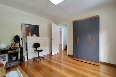 Casa de condomínio à venda com 600m², 4 quartos e 5 vagas Casa de condomínio à venda com 600m², 4 quartos e 5 vagasQuarto