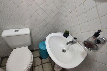 Casa de condomínio à venda com 600m², 4 quartos e 5 vagas Casa de condomínio à venda com 600m², 4 quartos e 5 vagasBanheiro Área Externa