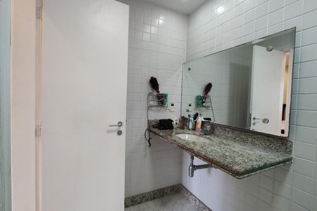 Casa de condomínio à venda com 600m², 4 quartos e 5 vagas Casa de condomínio à venda com 600m², 4 quartos e 5 vagasBanheiro da Suíte 3