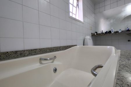 Casa de condomínio à venda com 600m², 4 quartos e 5 vagas Casa de condomínio à venda com 600m², 4 quartos e 5 vagasBanheiro da Suíte 1