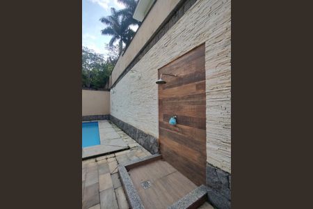 Casa de condomínio à venda com 600m², 4 quartos e 5 vagasQuintal