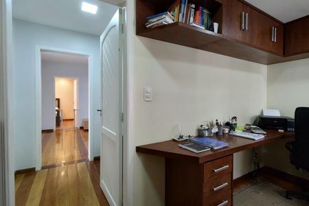 Casa de condomínio à venda com 600m², 4 quartos e 5 vagas Casa de condomínio à venda com 600m², 4 quartos e 5 vagasEscritório