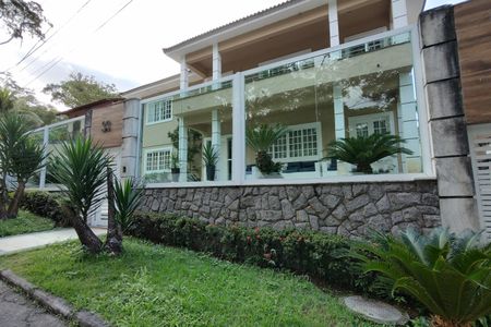 Casa de condomínio à venda com 600m², 4 quartos e 5 vagas Casa de condomínio à venda com 600m², 4 quartos e 5 vagasFachada