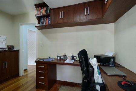 Casa de condomínio à venda com 600m², 4 quartos e 5 vagas Casa de condomínio à venda com 600m², 4 quartos e 5 vagasEscritório