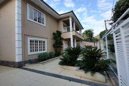 Casa de condomínio à venda com 600m², 4 quartos e 5 vagas Casa de condomínio à venda com 600m², 4 quartos e 5 vagasQuintal