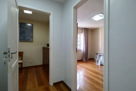 Casa de condomínio à venda com 600m², 4 quartos e 5 vagas Casa de condomínio à venda com 600m², 4 quartos e 5 vagasDetalhe