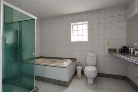 Casa de condomínio à venda com 600m², 4 quartos e 5 vagas Casa de condomínio à venda com 600m², 4 quartos e 5 vagasBanheiro da Suíte 1