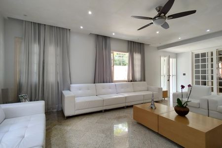 Casa de condomínio à venda com 600m², 4 quartos e 5 vagas Casa de condomínio à venda com 600m², 4 quartos e 5 vagasSala 1