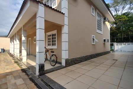 Casa de condomínio à venda com 600m², 4 quartos e 5 vagas Casa de condomínio à venda com 600m², 4 quartos e 5 vagasFachada