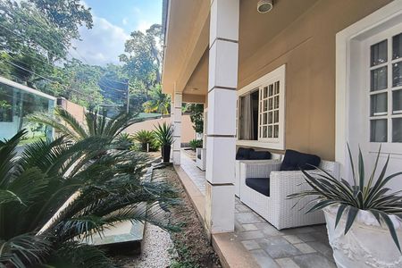 Casa de condomínio à venda com 600m², 4 quartos e 5 vagas Casa de condomínio à venda com 600m², 4 quartos e 5 vagasVaranda