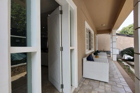 Casa de condomínio à venda com 600m², 4 quartos e 5 vagas Casa de condomínio à venda com 600m², 4 quartos e 5 vagasVaranda