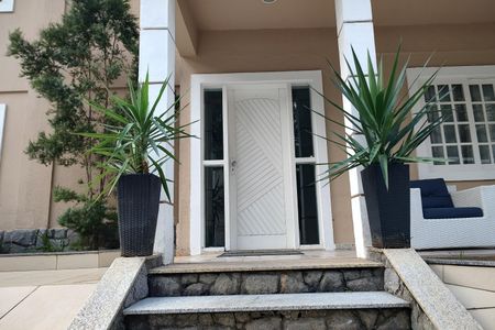 Casa de condomínio à venda com 600m², 4 quartos e 5 vagas Casa de condomínio à venda com 600m², 4 quartos e 5 vagasFachada