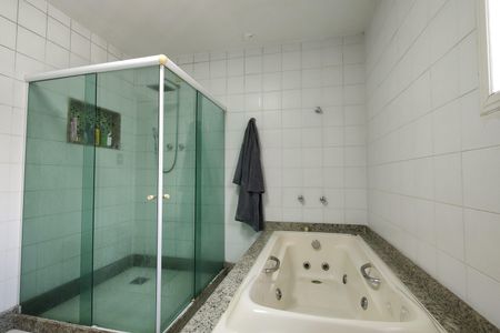 Casa de condomínio à venda com 600m², 4 quartos e 5 vagas Casa de condomínio à venda com 600m², 4 quartos e 5 vagasBanheiro da Suíte 1