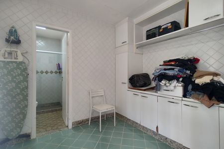 Casa de condomínio à venda com 600m², 4 quartos e 5 vagas Casa de condomínio à venda com 600m², 4 quartos e 5 vagasÁrea de Serviço