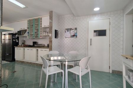 Casa de condomínio à venda com 600m², 4 quartos e 5 vagas Casa de condomínio à venda com 600m², 4 quartos e 5 vagasCozinha