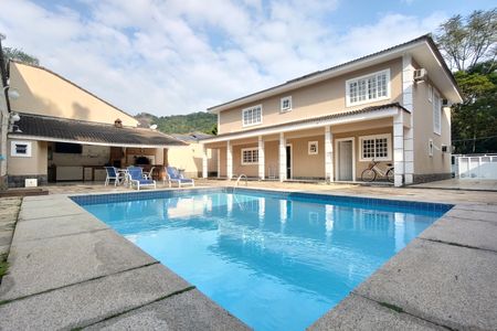 Casa de condomínio à venda com 600m², 4 quartos e 5 vagas Casa de condomínio à venda com 600m², 4 quartos e 5 vagasPiscina