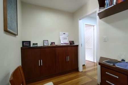 Casa de condomínio à venda com 600m², 4 quartos e 5 vagas Casa de condomínio à venda com 600m², 4 quartos e 5 vagasEscritório