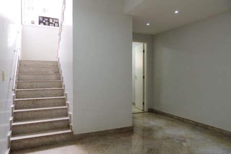 Casa de condomínio à venda com 600m², 4 quartos e 5 vagasEscada
