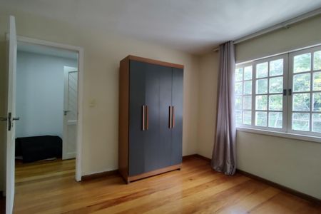 Casa de condomínio à venda com 600m², 4 quartos e 5 vagas Casa de condomínio à venda com 600m², 4 quartos e 5 vagasQuarto