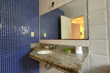 Casa de condomínio à venda com 600m², 4 quartos e 5 vagas Casa de condomínio à venda com 600m², 4 quartos e 5 vagasBanheiro da Suíte 2