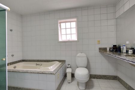 Casa de condomínio à venda com 600m², 4 quartos e 5 vagas Casa de condomínio à venda com 600m², 4 quartos e 5 vagasBanheiro da Suíte 1