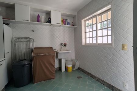 Casa de condomínio à venda com 600m², 4 quartos e 5 vagas Casa de condomínio à venda com 600m², 4 quartos e 5 vagasÁrea de Serviço