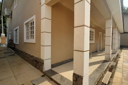 Casa de condomínio à venda com 600m², 4 quartos e 5 vagas Casa de condomínio à venda com 600m², 4 quartos e 5 vagasFachada