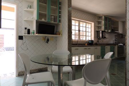 Casa de condomínio à venda com 600m², 4 quartos e 5 vagasCozinha 