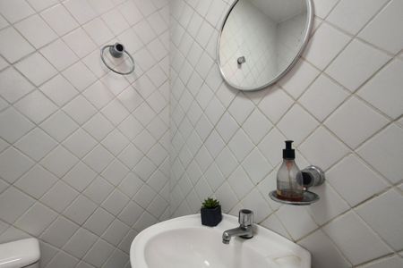 Casa de condomínio à venda com 600m², 4 quartos e 5 vagas Casa de condomínio à venda com 600m², 4 quartos e 5 vagasBanheiro Área Externa