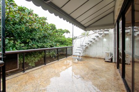 Apartamento à venda com 322m², 4 quartos e 5 vagasVaranda