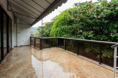 Apartamento à venda com 322m², 4 quartos e 5 vagasVaranda