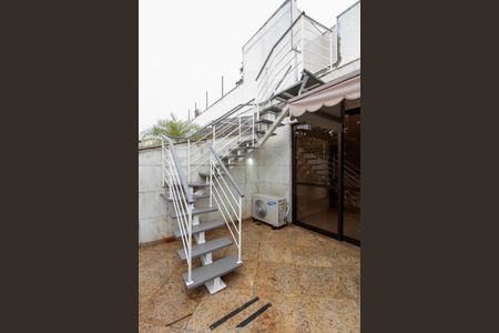 Apartamento à venda com 322m², 4 quartos e 5 vagasEscada para o terraço