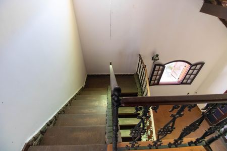 Casa à venda com 200m², 4 quartos e 1 vaga Casa à venda com 200m², 4 quartos e 1 vagaEscada