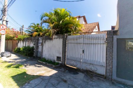 Casa à venda com 200m², 4 quartos e 1 vaga Casa à venda com 200m², 4 quartos e 1 vagaFachada