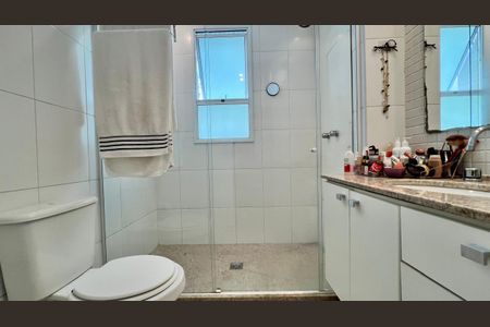 Apartamento à venda com 130m², 4 quartos e 3 vagas Apartamento à venda com 130m², 4 quartos e 3 vagasBanheiro da Suíte