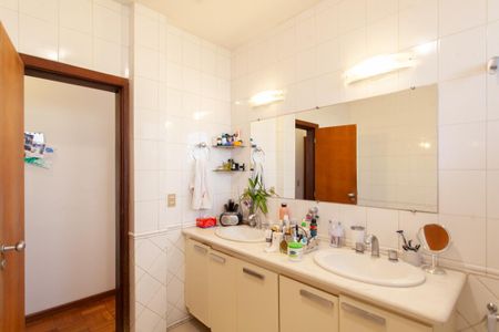 Casa à venda com 992m², 4 quartos e 6 vagasBanheiro da Suíte