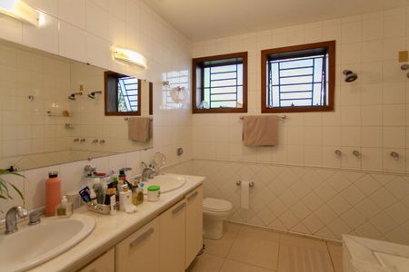 Casa à venda com 992m², 4 quartos e 6 vagasBanheiro da Suíte