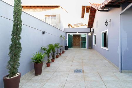 Casa à venda com 170m², 3 quartos e 6 vagasQuintal